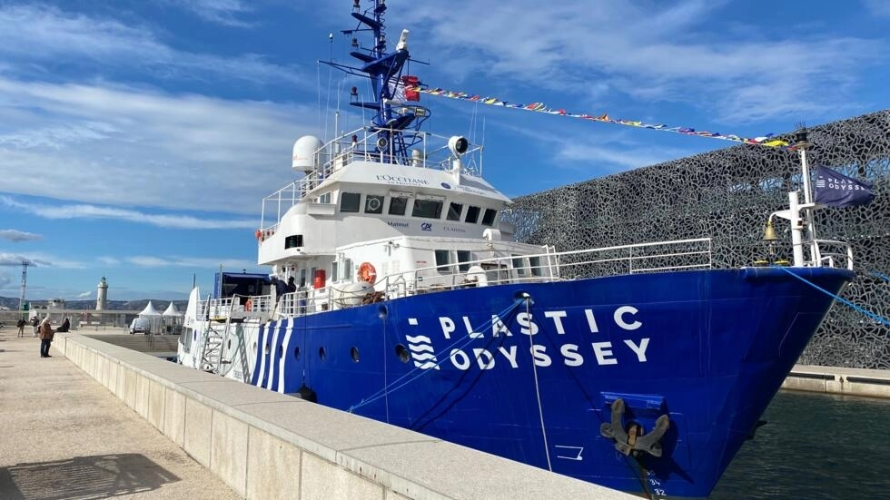 Déchets plastiques: quand le navire Plastic Odyssey sensibilise au recyclage.