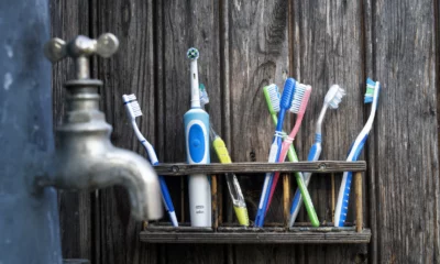 Évitez de vous brosser les dents sous la douche
