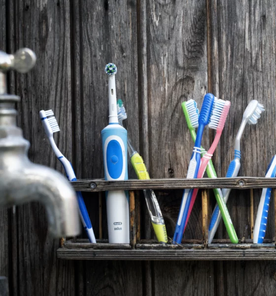 Évitez de vous brosser les dents sous la douche