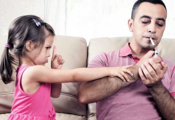 Fumer à côté des enfants les expose à des caries