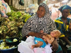 La pédiatre tradi-praticienne malienne Aminata Sissoko soignant un bébé.