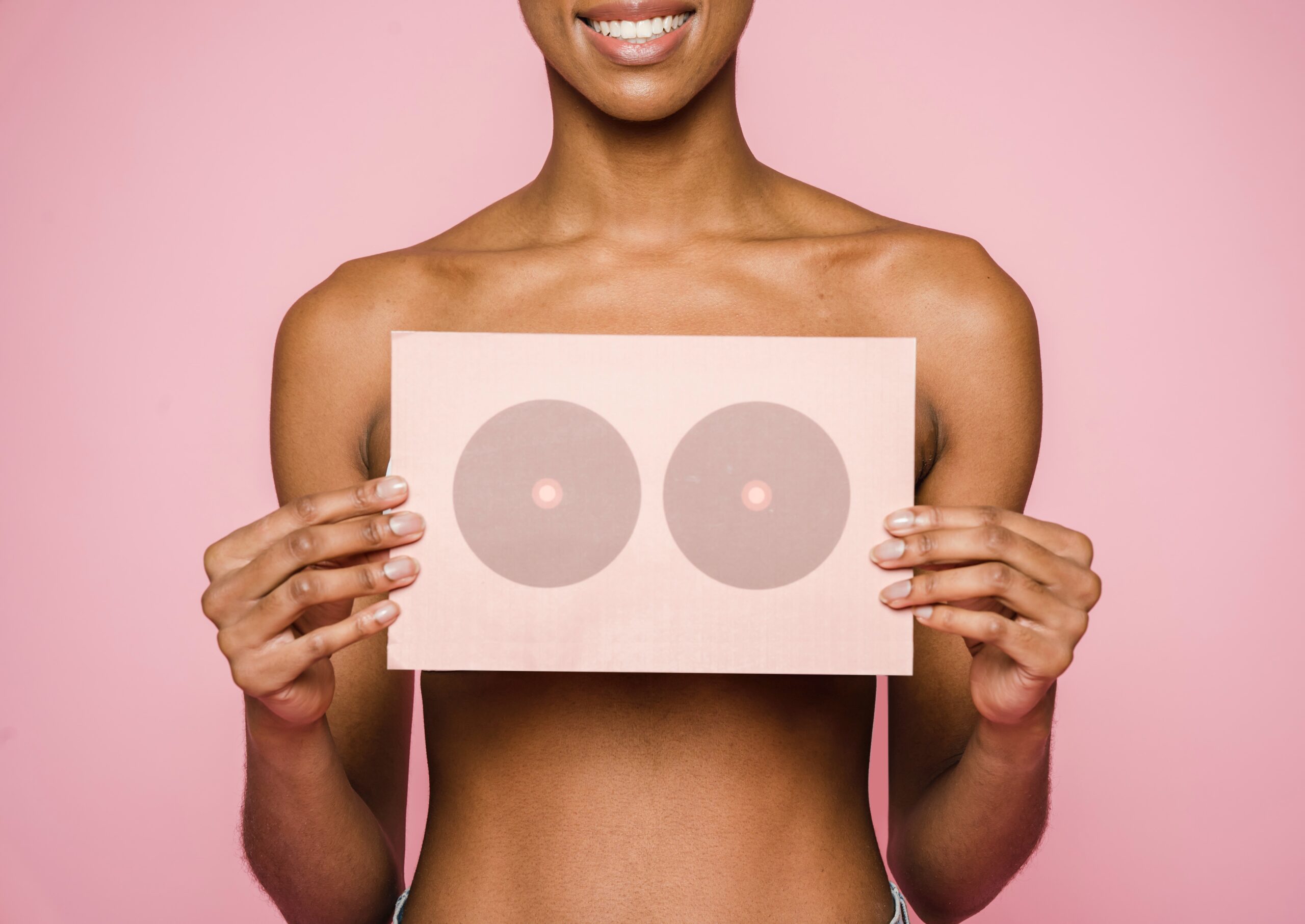 Cancer du sein: avoir une petite poitrine protège-t-il?