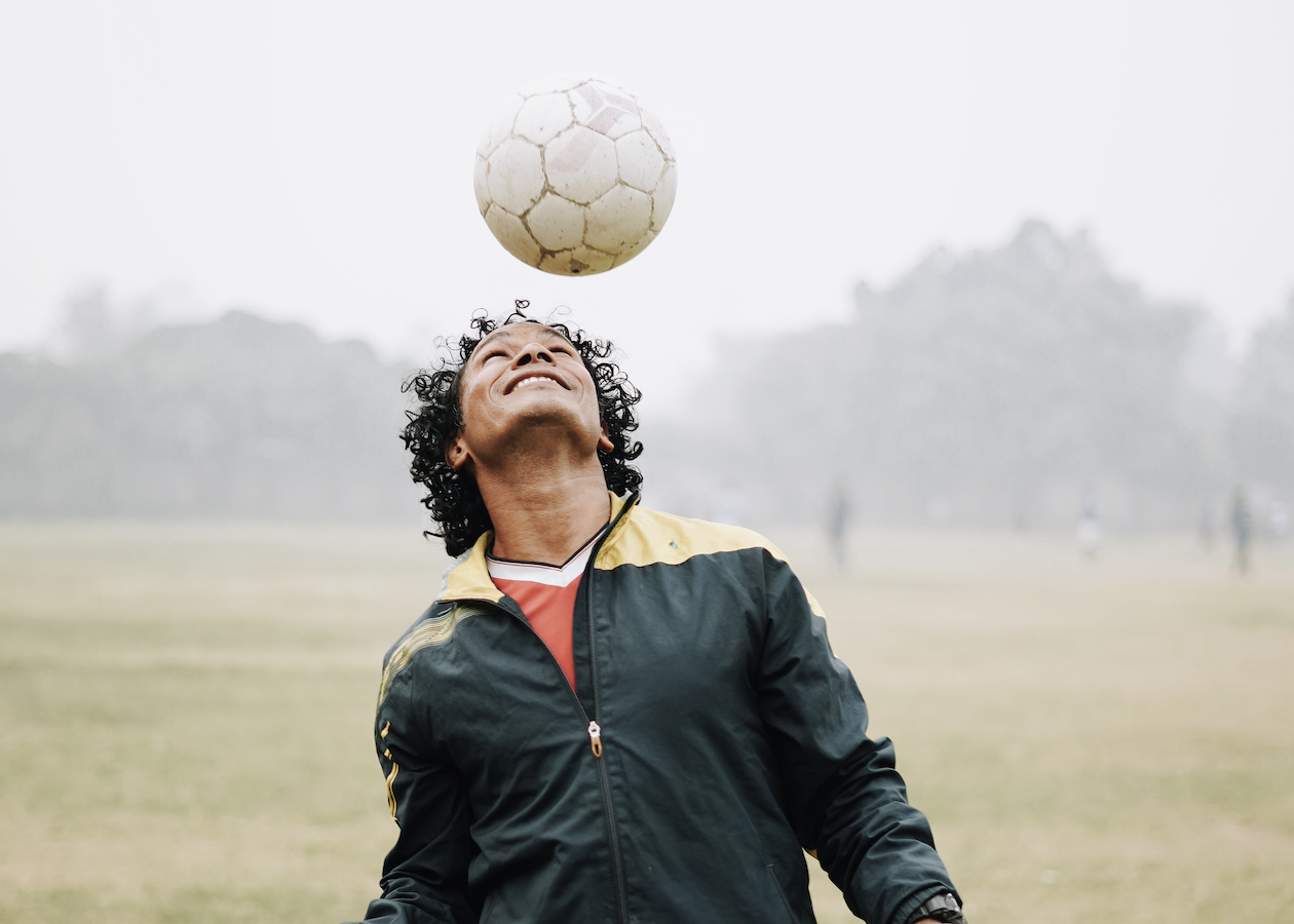 Le jeu de tête au foot met-il le cerveau en danger?
