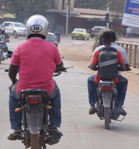 Pollution atmosphérique: les motos-taxis étouffent Bamako