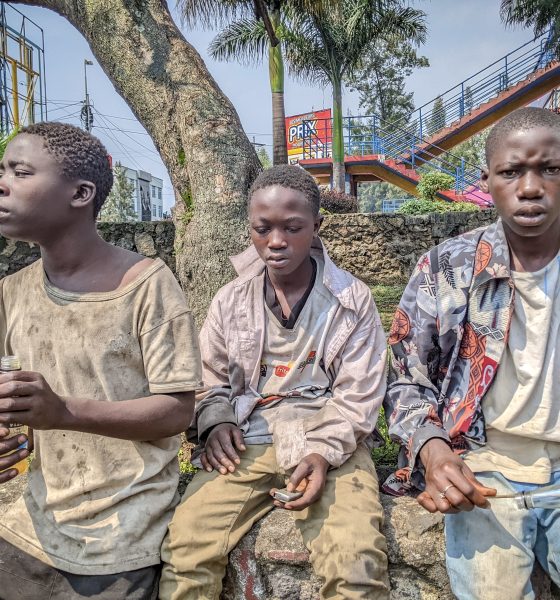 Les vapeurs de colle, une drogue qui ravage les enfants de la rue à Goma