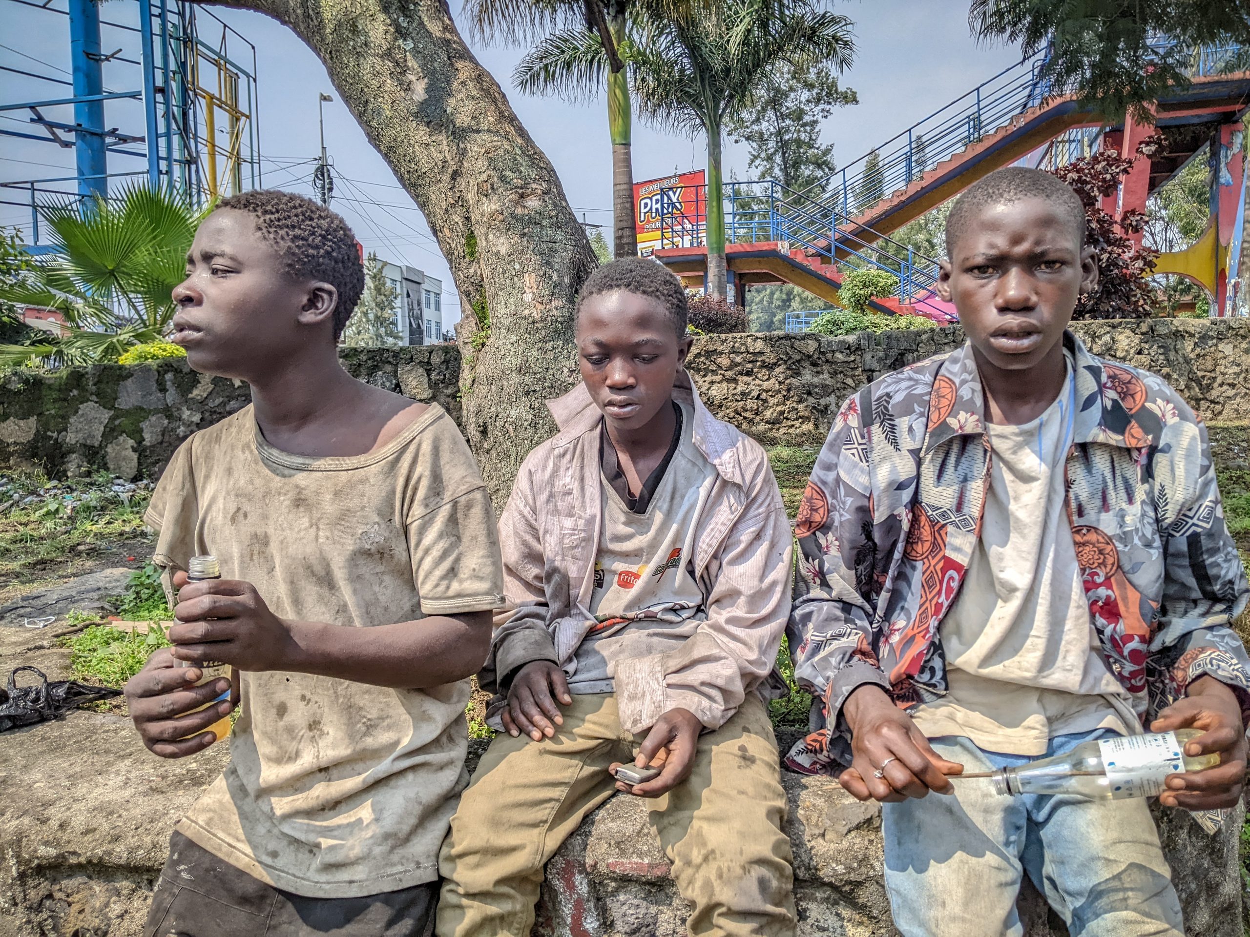 Les vapeurs de colle, une drogue qui ravage les enfants de la rue à Goma